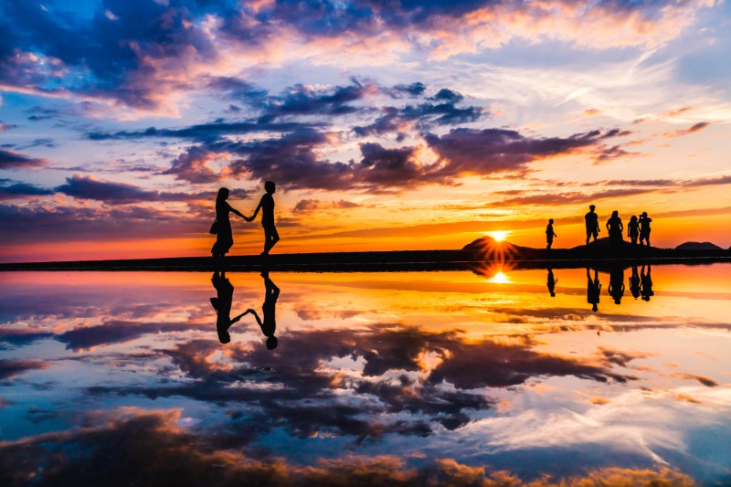 海でハートポーズを決める高校生カップル→10年後に同じ場所に行くと最高すぎる現在の2人に称賛「素敵すぎる」「お二人とも変わらないね」 1 3ライフスタイル ねとらぼ