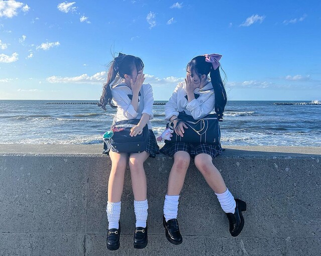 ビーチでポーズをとるカップル2 - No: