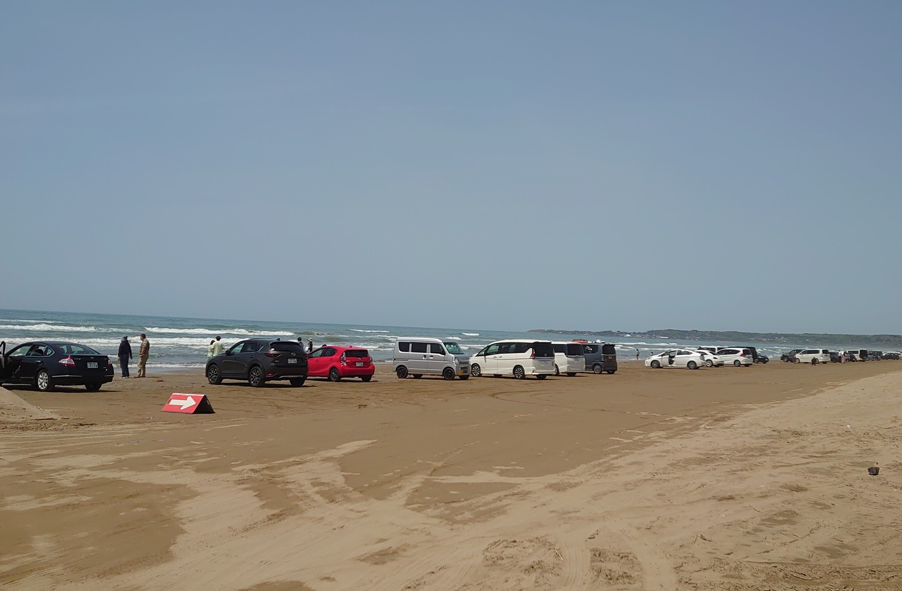 千里浜なぎさドライブウェイは、石川県にある日本唯一の車で走れる砂浜の道路です。海を間近に感じながら、ドライブや散策が楽しめる絶景スポットとして人気があります。写真スポット千里浜なぎさドライブウェイ羽咋市バス旅行観光バス好き冨士交通冨士交通