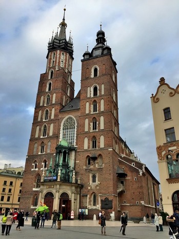 ポーランド、クラクフのメインマーケット広場にある聖マリア大聖堂 マリアッキ の塔の写真素材・画像素材 Image 102801106