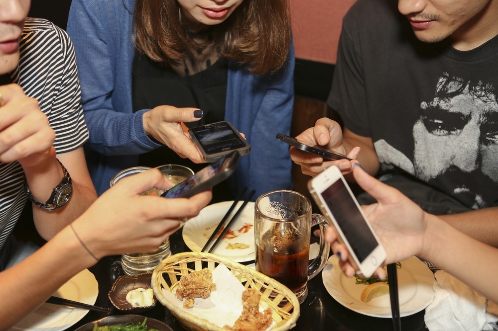 相席居酒屋で知り合った可愛い女の子２人組をお持ち帰り。トイレでエッチし始めちゃう２人。ガードが堅かった女の子もエッチな雰囲気になり…。 -  女性でも安心して見れる無料アダルト動画視聴サイト