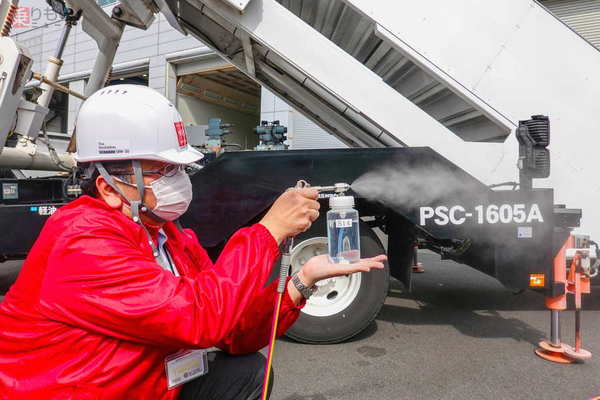 タラップが飛行機に接続されているトラックの写真素材・画像素材 Image 86567785