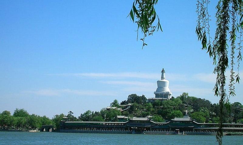 北海公园传统庭院和湖在北京，中国库存图片. 图片包括有有历史, 布琼布拉, 亭子, 遗产,