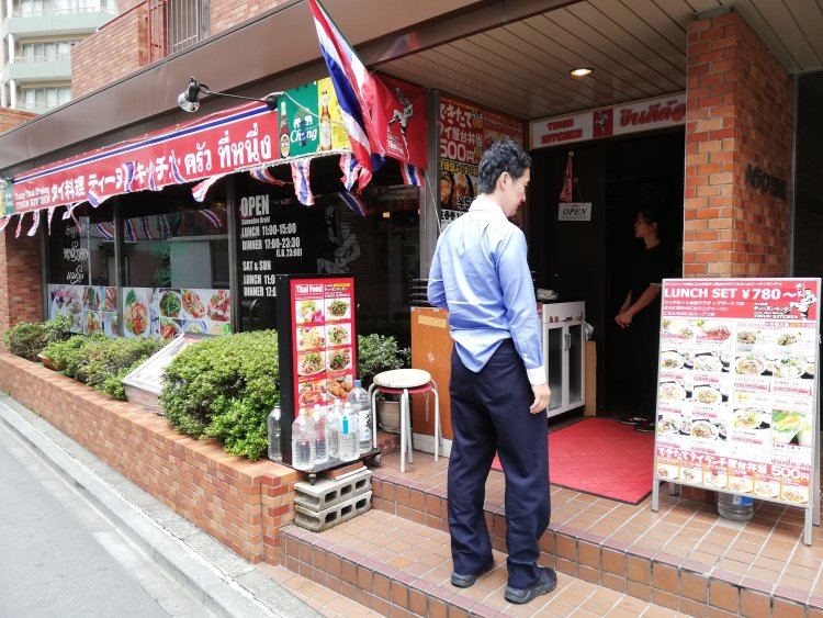 日本刀をてっぺんから突き刺し、したたる肉汁が食欲をそそる】具材をこれでもかと重ねたハンバーガーを武者（むしゃ）！武者！HangOut  HangOver渋谷店・新宿店にて新発売