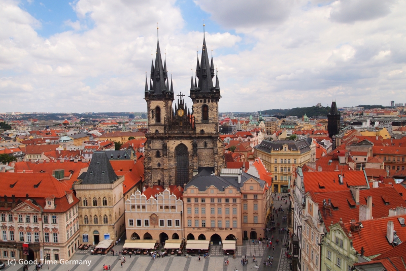 プラハ旧市街広場の天文時計は 600年前から華麗に時を刻み続ける今日の絶景
