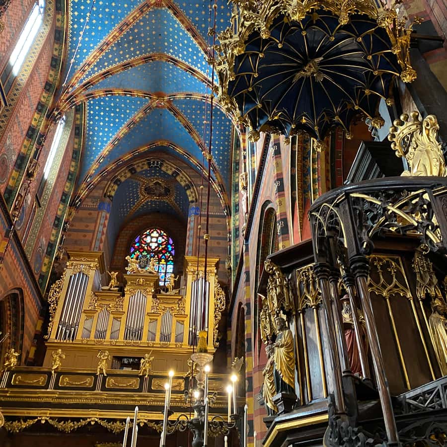 教会の中は別世界！ポーランド・クラクフの聖マリア教会が凄すぎる！ - まっぷるウェブ