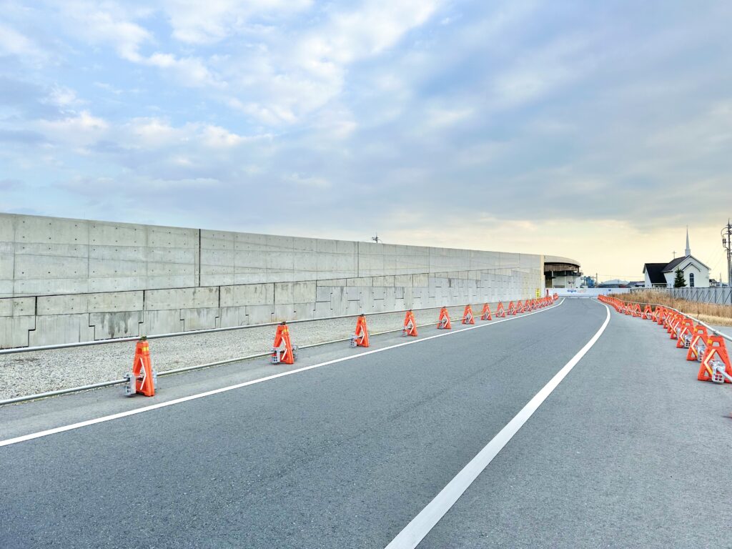 岡山・山林火災４日目 続く交通規制 付近で数キロの渋滞：山陽新聞デジタルさんデジ