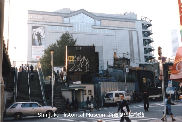 新宿駅東南口 1984⇔2020, 1984年、新宿駅から会社へ向かう咥えタバコのサラリーマン。当時は男性喫煙者は7割を超える状況です。,昭和時代の映画やドラマなどでは、仕事中もプカプカと喫煙するシーンが出てくる。それがまた格好よく、しかもうまそうに描かれていて、若者たちはその姿に憧れを持った。タバコを吸うのはおしゃれであった。 