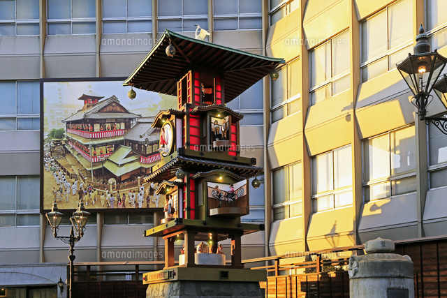 日本 愛媛県松山市の道後温泉駅前にあるライトアップされた坊ちゃんカラクリ時計の写真素材211585212 毎月1点無料