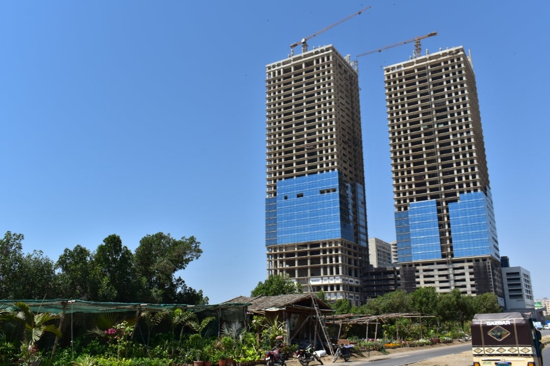 パキスタンの最大都市『カラチ』市街地人口約1500万人 都市圏人口は2000万人を超える 、パキスタンのカラチ最大都市カラチの市街地。タクシー車窓からの撮影。カラチはアラビア海に面し、イスラマバードに首都が移転されるまで首都だった都市。 現在もパキスタンの