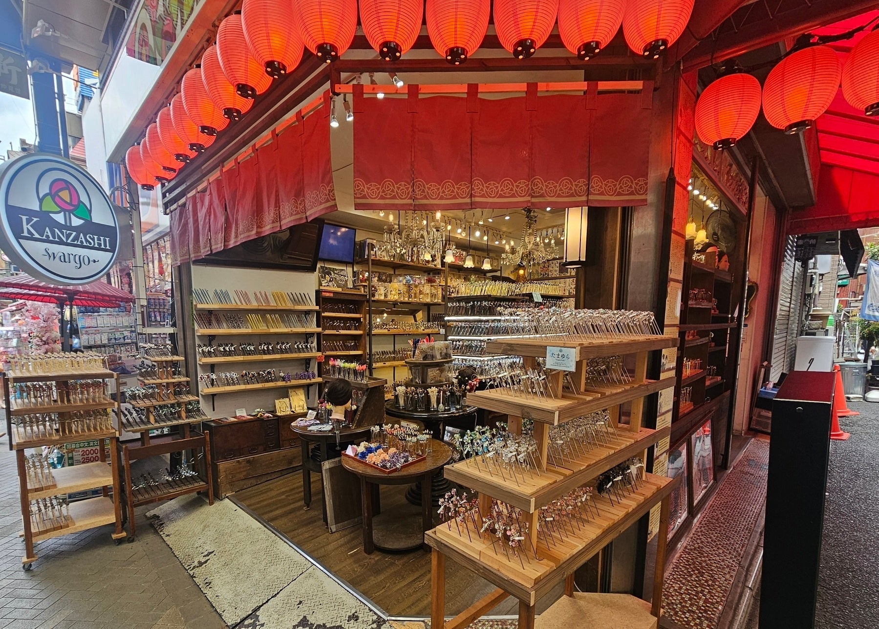 日本唯一の江戸趣味小玩具店、仲見世「助六」で ここでしか買えない、縁起と質の良い浅草土産を買おうたびこふれ