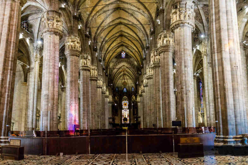🇮🇹イタリア旅行記① ミラノのドゥオーモでは、ローマ教皇の追悼式に立ち会う事ができました。壮大な大聖堂に鳴り響くパイプオルガンと、グレゴリオ聖歌、そしてフランキンセンスの煙の香りが立ち込める儀式は、とても神聖で美しい光景でした。👼🏻👼🏻新しい時代の