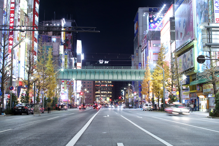2007年1月 ロケット1号店が輝く秋葉原駅前の夜 akihabara