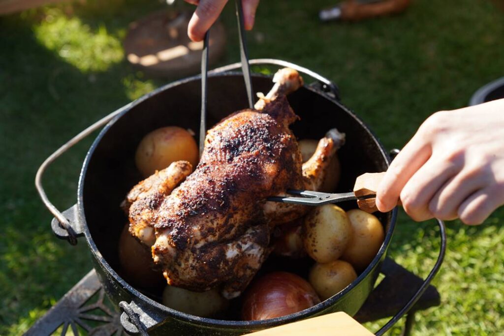 キャンプ飯♪ダッチオーブン使用のローストチキン