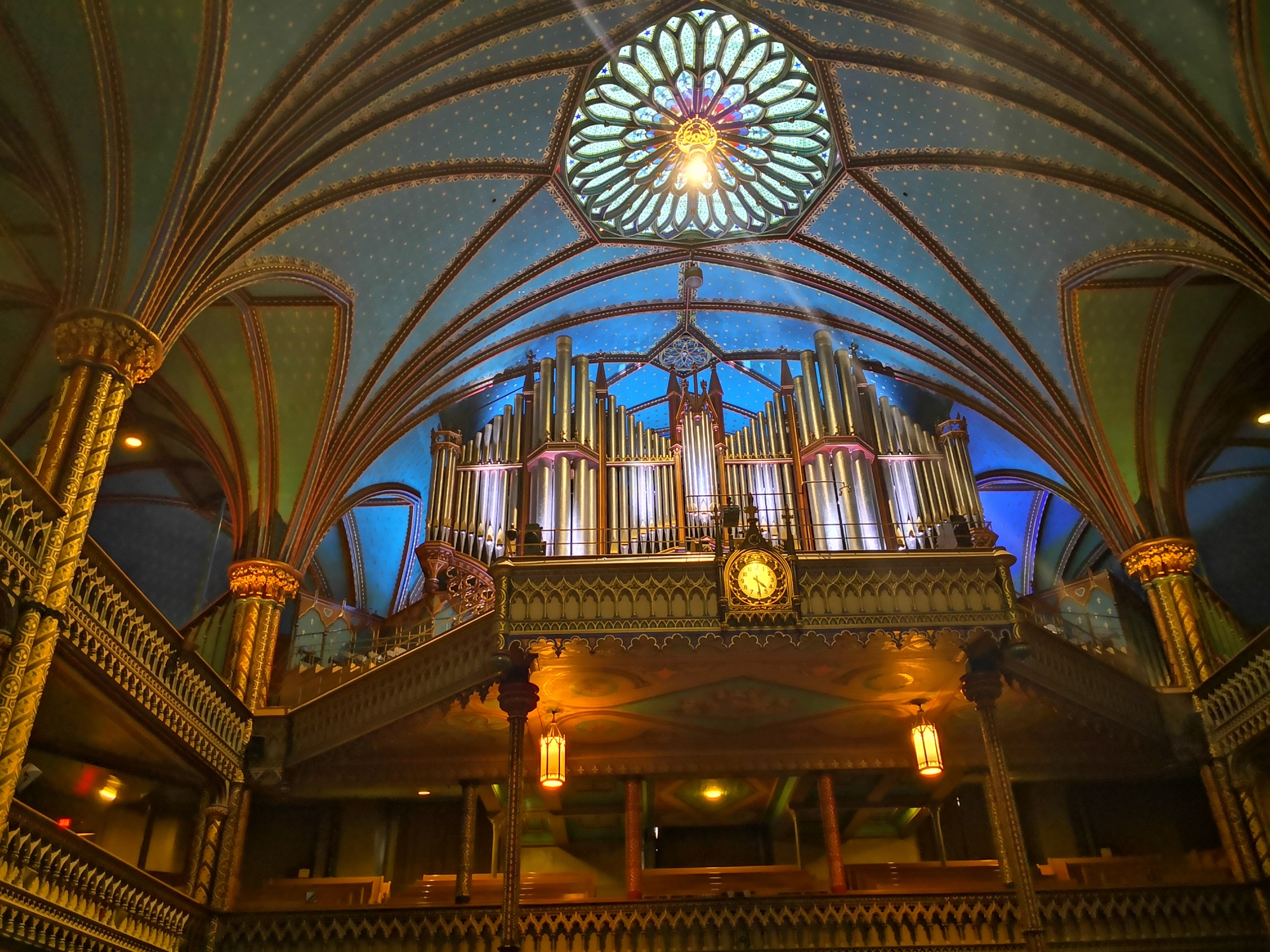 モントリオールのノートルダム聖堂を見る