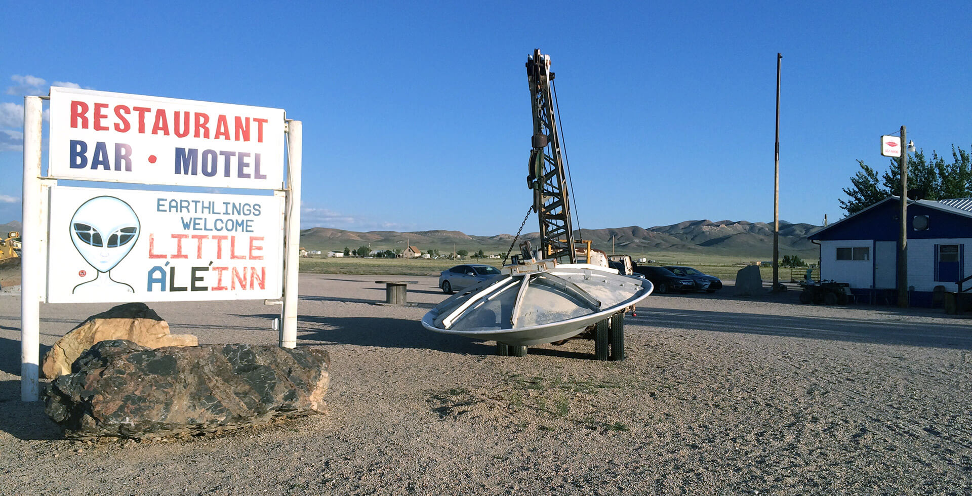 ラスベガスで一際存在感がある巨大な球体型スクリーン『スフィア』🌏, ・, 2023年9月に登場して以来、ラスベガスの新たなランドマークに‼️, ・,東京ドームの天井の2倍の高さ112m、幅は157mと超巨大で、総工費3,500億円😃, ・,