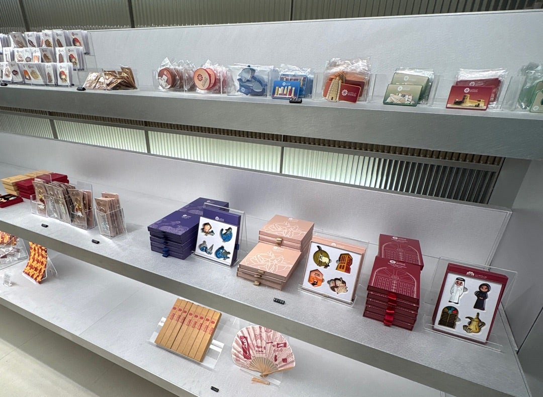 カタールパビリオンのギフトショップで、現代に息づく宝物を見つけましょう。伝統に根ざしながらも現代的に再解釈された、カタール の精神を映し出す素敵な文化的アイテムが揃っています。旅の思い出として、カタールの物語をお持ち帰りください。カタールパビリオン