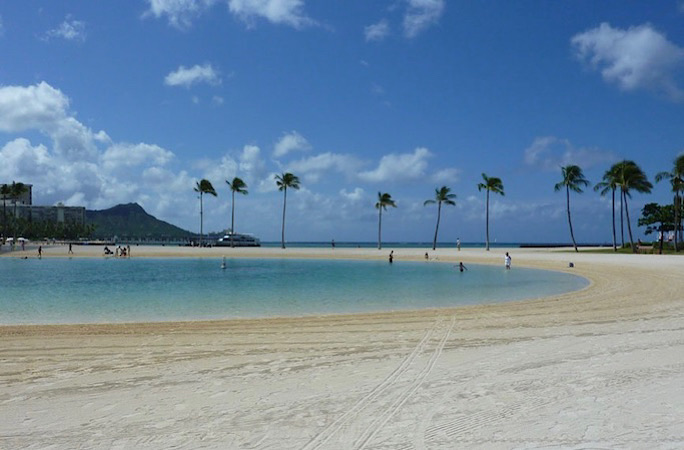 デューク・カハナモク像 ハワイ・オアフ島の“サーフィンの父”りとふる