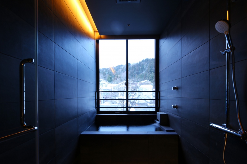 半露天風呂付客室『杏』のお風呂♨, 撮影日は雨だった為、川の流れがダイナミックな日でした。, Private onsen in