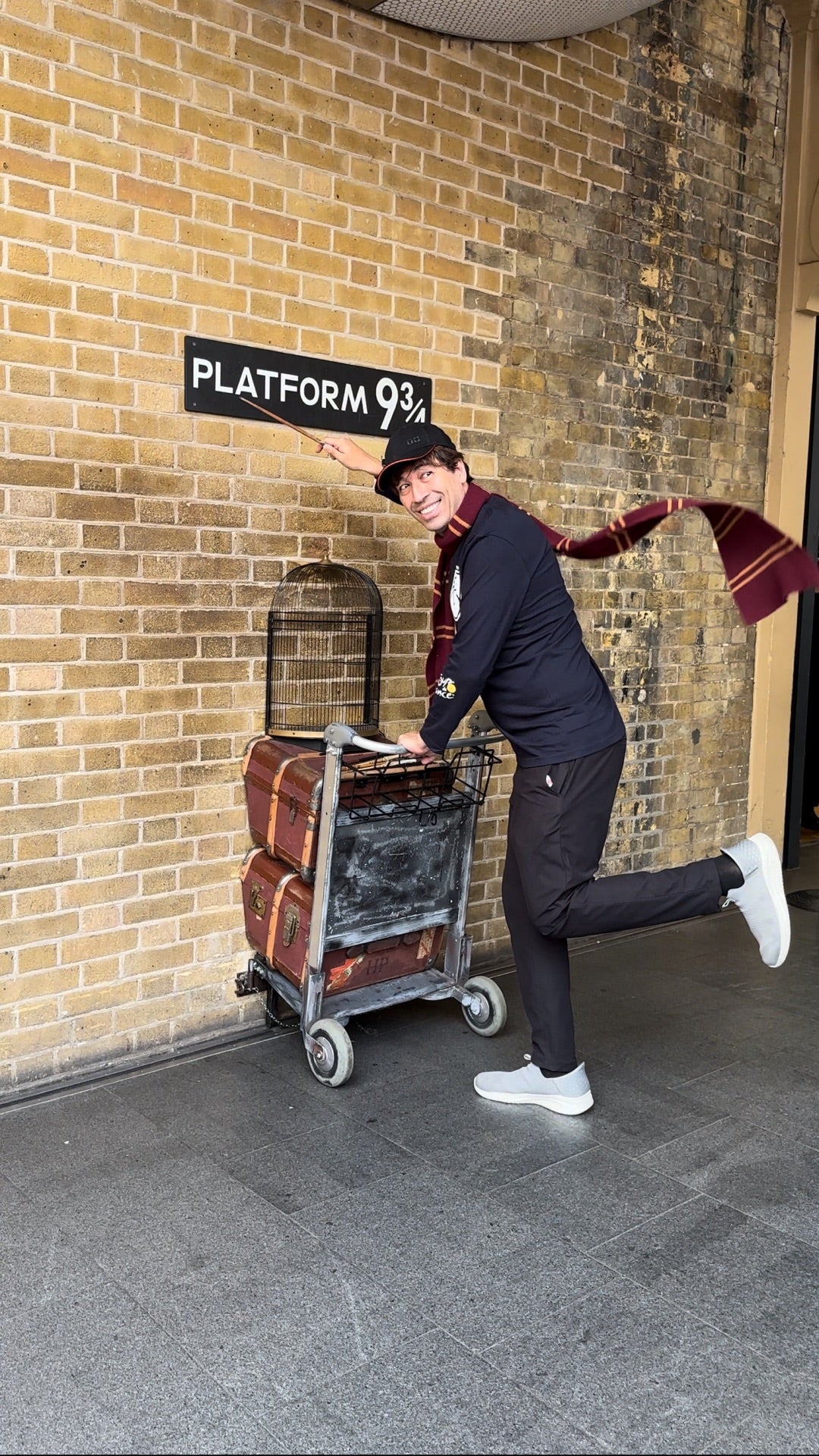 2025年最新版 ハリーポッター聖地巡礼！キングズ・クロス駅 9と4分の3番線に行ってきた！ -