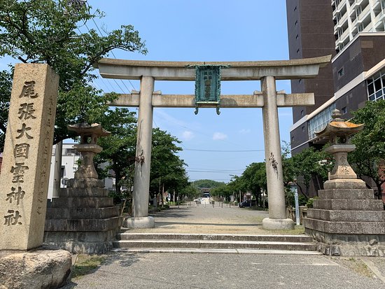 国府宮駅と言う名鉄名古屋本線が最寄り駅になり、そこから500～600ｍほど歩くと神社に着きます。 – Bilde