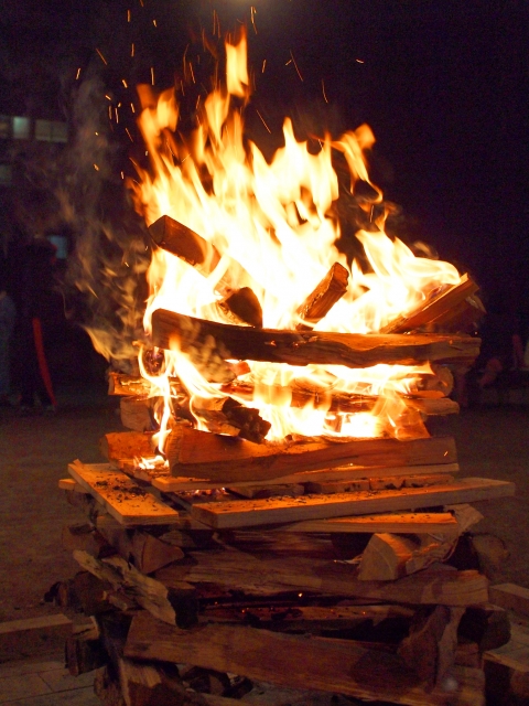 焚き火を楽しもう！焚火の方法＆薪の組み方種類！ - 格安^^キャンプへＧＯ～