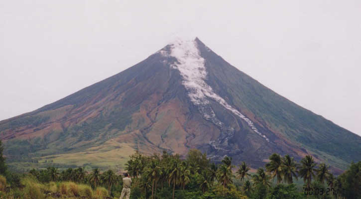 ギネス登録のマヨン山で溶岩ふき出す フィリピン、1.8万人が避難：朝日新聞