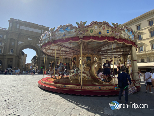 フィレンツェの美しいメリーゴーランドを発見！🎠