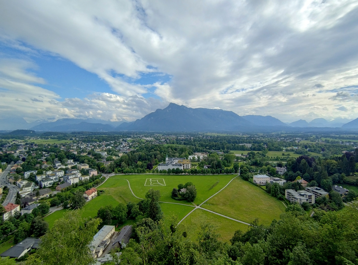 夜のホーエンザルツブルク城GANREF