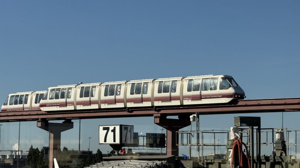 ニューアーク・リバティー国際空港EWR のガイド -