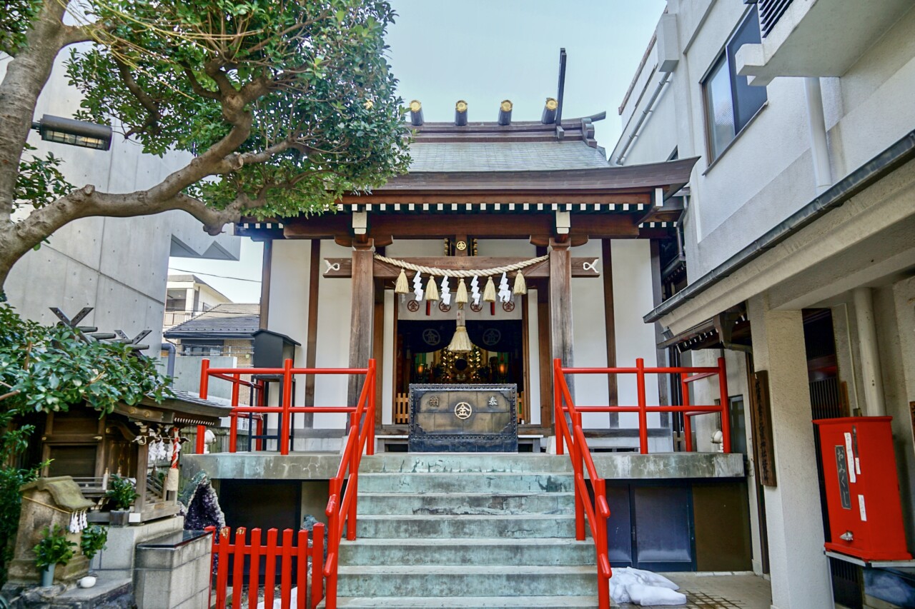 虎ノ門金刀比羅宮と御朱印 ビルと一体化した虎ノ門のこんぴらさん。四神の彫刻が見事な銅鳥居あり港区虎ノ門ゆるりとまいる