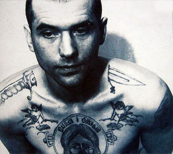 涙の写真と説明のあるすべての入れ墨の意味