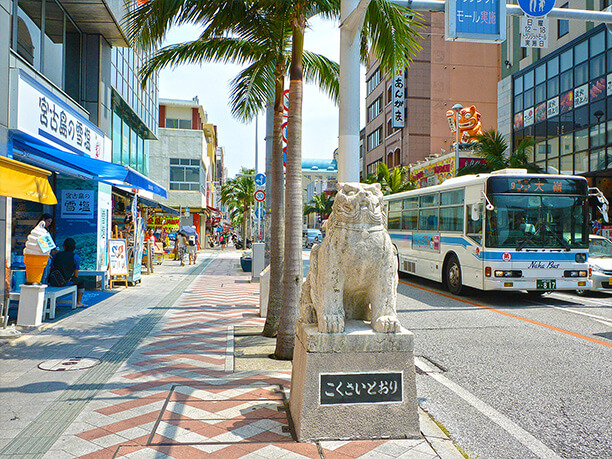 週末は友人と最近、沖縄に移住した夫婦と那覇、浦添、沖縄、金武、名護と街並みを散策しながら、気になる店や場所に立ち寄りながらドライブ観光でした。 久しく 街中で観光らしいことはしてなかったので、楽しくて有意義な時間でした