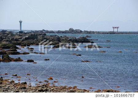 名島、再び . 神奈川県葉山町 森戸神社の⛩️ 今回は鳥居の扁額を拝みに上陸しました