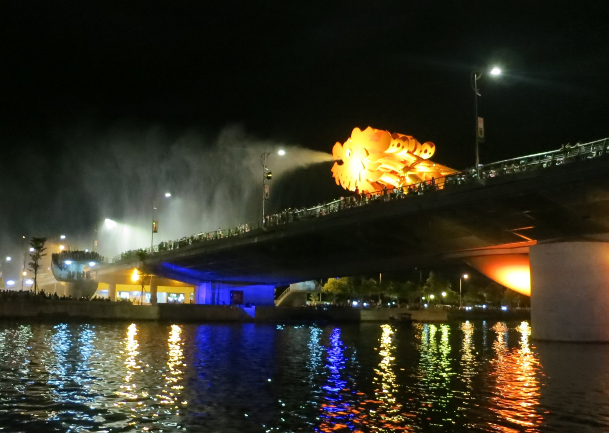 口から火を噴くドラゴン橋、新名所に ベトナム - CNN.co.jp