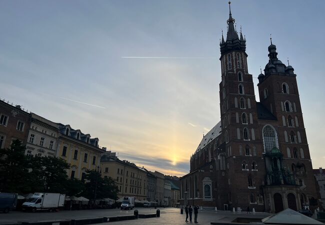 ポーランド・クラクフ「聖マリア大聖堂」の魅力！息を呑む美しさ