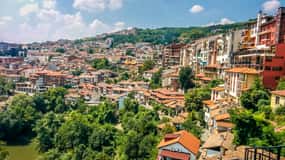 ヴェリコタルノヴォ観光 中世の美しい迷路な街並みと居心地の良いホステル – hirokenji.com