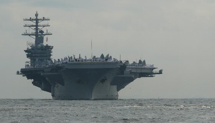 米海軍原子力空母ニミッツ☀️ 5月19日に佐世保港へ寄港した米海軍の原子力空母ニミッツ。 米原子力空母の佐世保港寄港は2014年8月のジョージ・ワシントン以来約9年ぶりです。遠目から見ても大迫力でやっぱり存在感がありますね。 寄港目的は乗組員の休養や補給・維持で5