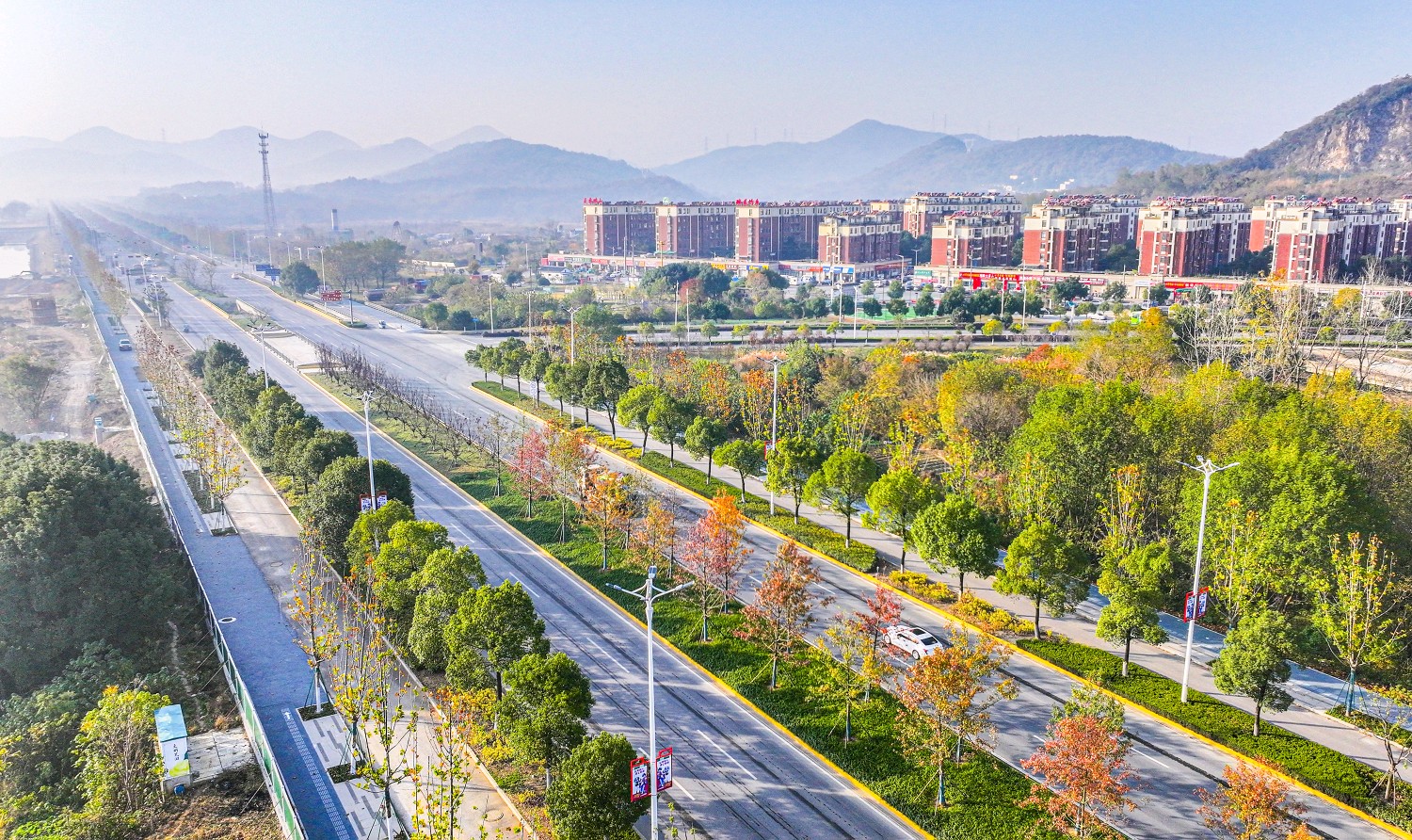 安徽芜湖：蓝色光伏板似海“渔光互补”助力绿色发展_广州日报大洋网