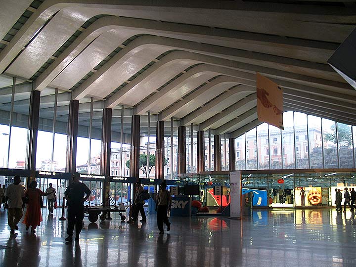 写真付き解説 ローマ・テルミニ駅にある電気屋、トイレ│世界旅行雑記帳