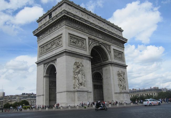 フランス・パリ エトワール凱旋門の見どころや営業時間を紹介 上に登ればパリの街並みを一望できます