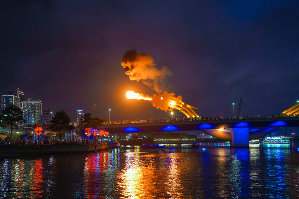 ダナン中心部をつなぐ「ドラゴンブリッジ ロン橋 」の人気の理由とその歴史をご紹介します。ベトナム旅行とベトナム 情報・アンコールワット旅行とアンコールワット情報