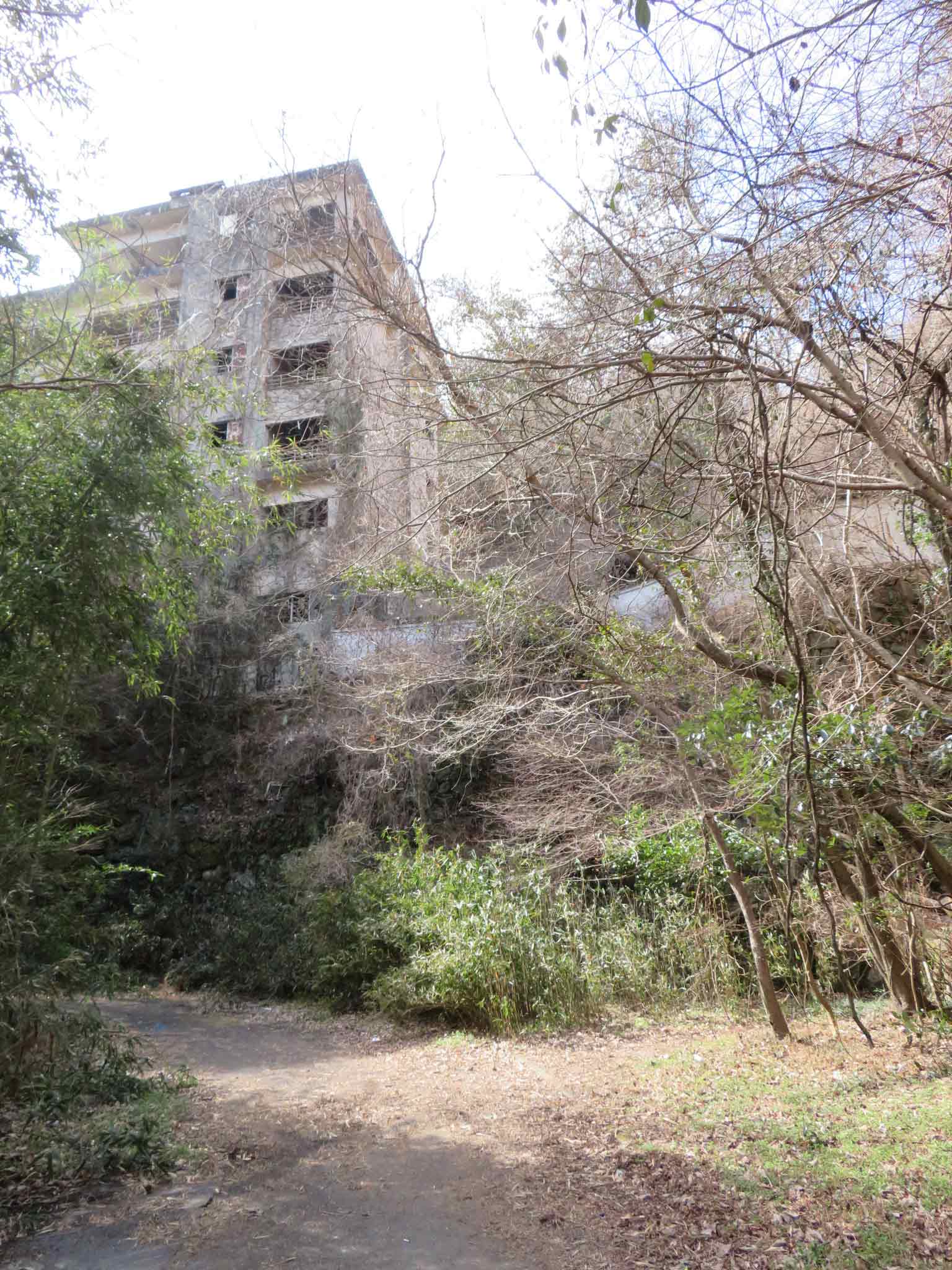 見える建物、全て廃墟」鬼怒川沿いに今も残る廃業した旅館が話題 「バブル期の産物」「廃れっぷりが半端ない」まいどなニュース