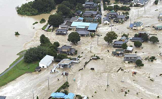 【LIVE】秋田市のスーパーにクマ侵入２日目　現在居座り中