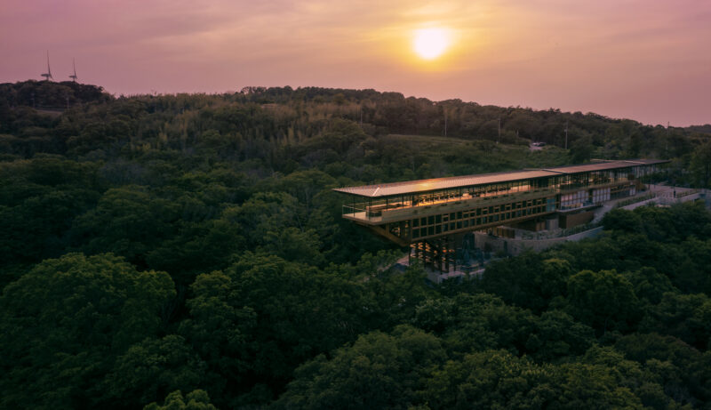 国内最大級の茅葺き屋根を実現した 坂茂設計の農家レストラン「陽・燦燦」AXIS Webデザインの視点で、人間の可能性や創造性を伝えるメディア