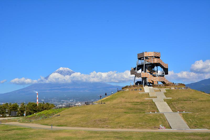 Mika田子の浦みなと公園内にある「富士山ドラゴンタワー」からの夜景。 富士山を背景に工場夜景のキラキラがとても綺麗でした。静岡富士山田子の浦みなと公園写真撮ってる人と繋がりたいbeautiful_kansaiotonatabi_japan広がり同盟Instagram
