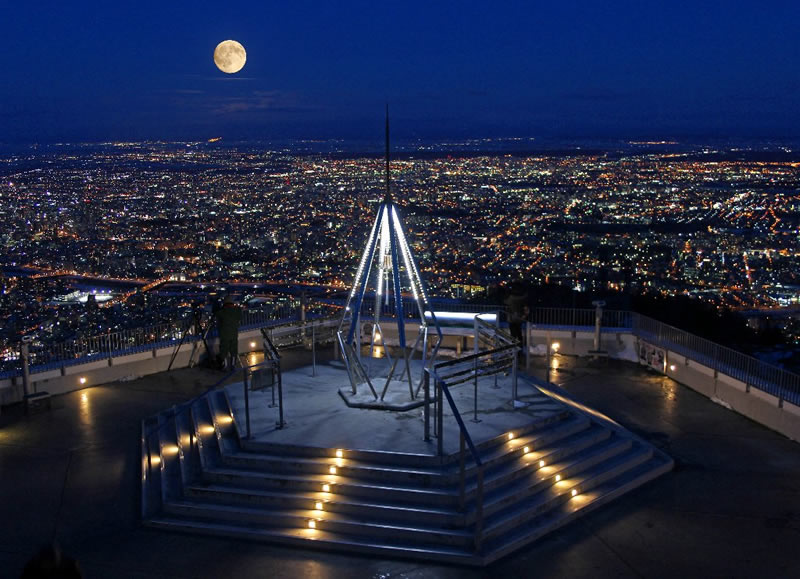 日本新三大夜景の一つ札幌藻岩 もいわ 山の夜景カエルとき