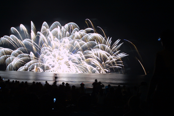 9 2は相良サンビーチの花火大会牧之原市の絵。 しばらく前の話ですが、とある穴場から見る相良サンビーチの花火大会の絵ですさて、どこでしょう？ それでは良い牧之原市の夜を。牧之原市相良サンビーチ花火大会アクリル画相良榛原静波海岸