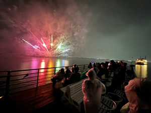 船上から眺める夏の風物詩 花火クルーズ クルーズネットワーク