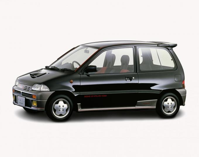 大注目4WD モデル!! 軽自動車随一の大径タイヤを履く 三菱 デリカミニ-